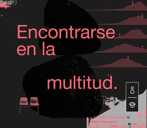 Diseño gráfico moderno con texto que dice "Encontrarse en la multitud", acompañado de formas abstractas y dos sillas vacías. Sugiere temas de autodescubrimiento y reflexión en un entorno caótico.